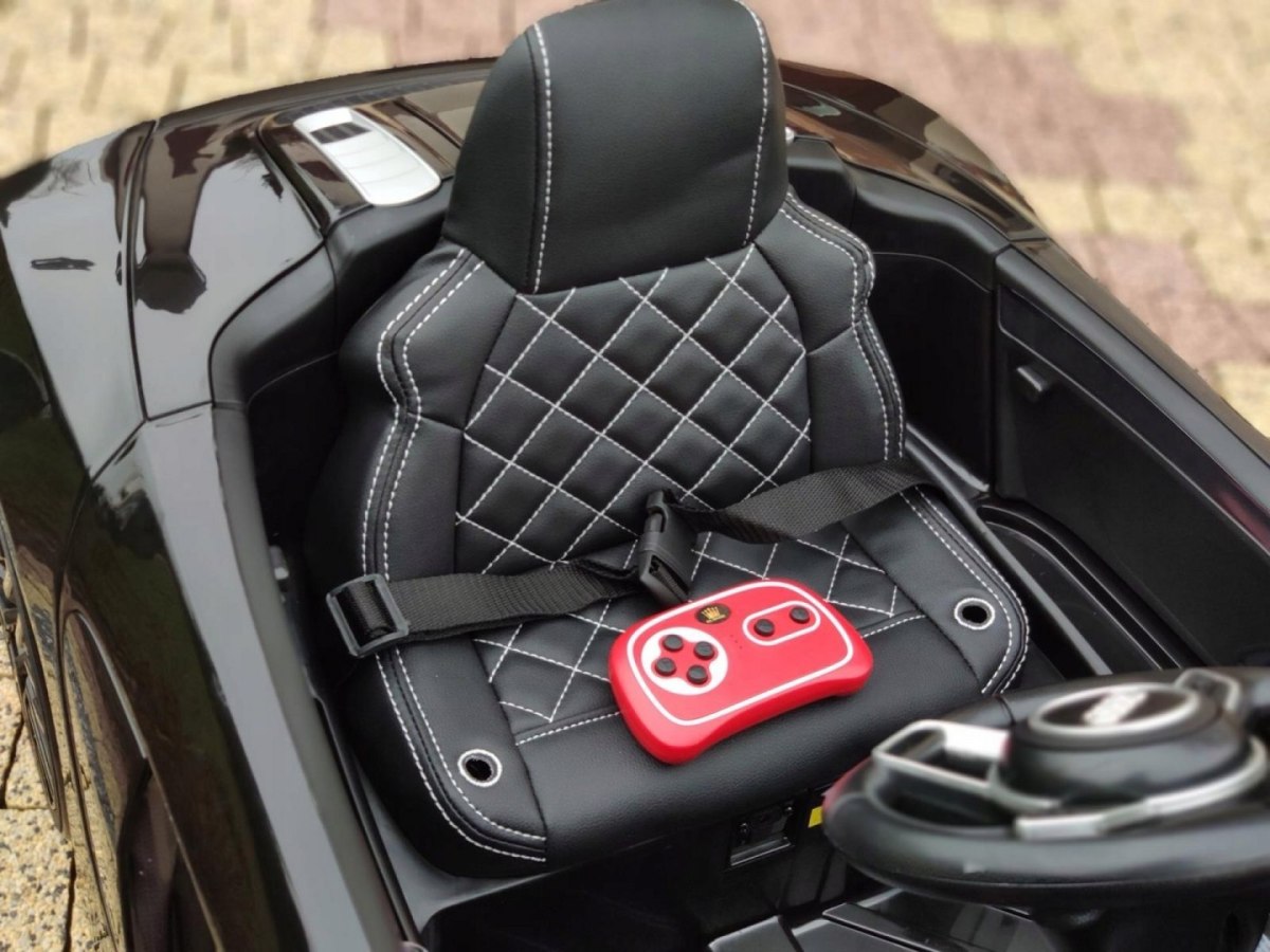 Auto AUDI R8 SPYDER na akumulator XL PILOT EVA MP3