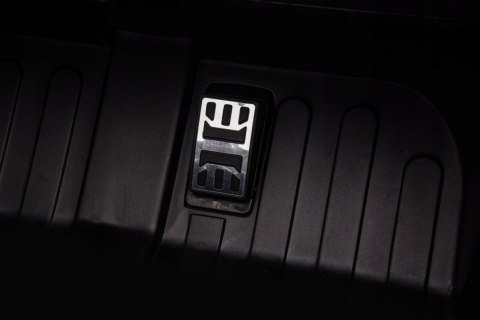 DUŻE AUTO DWUOSOBOWE Land Rover DEFENDER 4x4 MP3