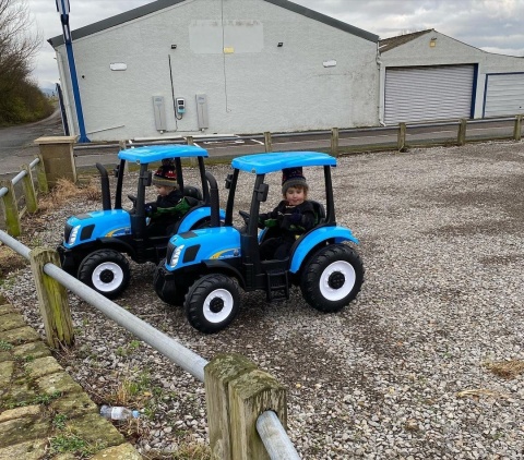 Traktor na akumulator NEW H T7 A011 24V 2x200W + KABINA + PILOT