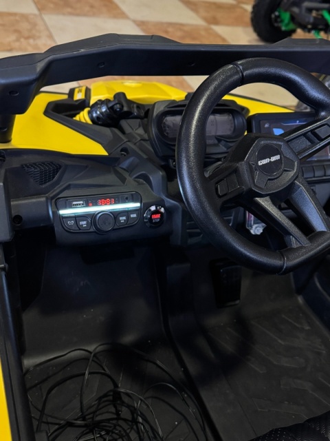 OUTLET Auto Na Akumulator Buggy Can-am MAVERICK 4x200W 24V DK-CA003 Żółty + POWIĘKSZONY AKUMULATOR 24V10Ah