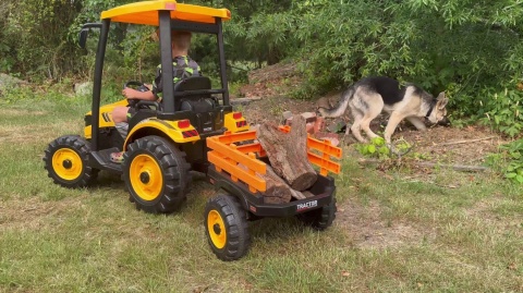 OUTLET Wielki traktor na akumulator TITAN 24V 2x200W z przyczepką łyżką + kabina żółty