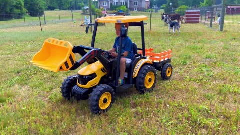 OUTLET Wielki traktor na akumulator TITAN 24V 2x200W z przyczepką łyżką + kabina żółty