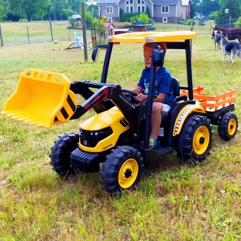 OUTLET Wielki traktor na akumulator TITAN 24V 2x200W z przyczepką łyżką + kabina żółty