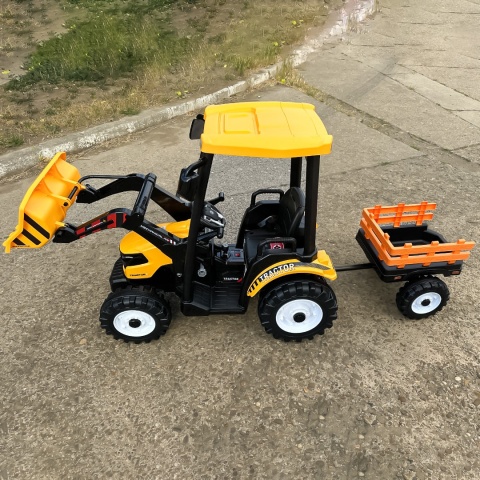 OUTLET Wielki traktor na akumulator TITAN 24V 2x200W z przyczepką łyżką + kabina żółty