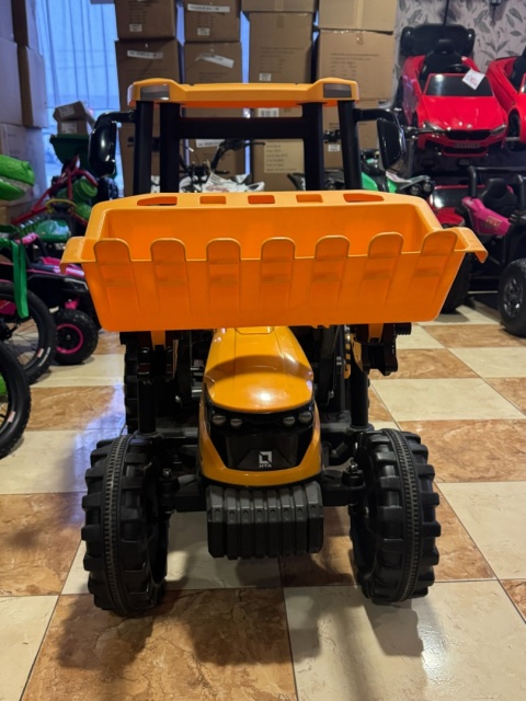 OUTLET Wielki traktor na akumulator TITAN 24V 2x200W z przyczepką łyżką + kabina żółty