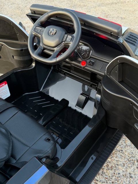 Duże dwuosobowe autko JEEP RAM ZB619-P 4x200W 24V10Ah Policyjny
