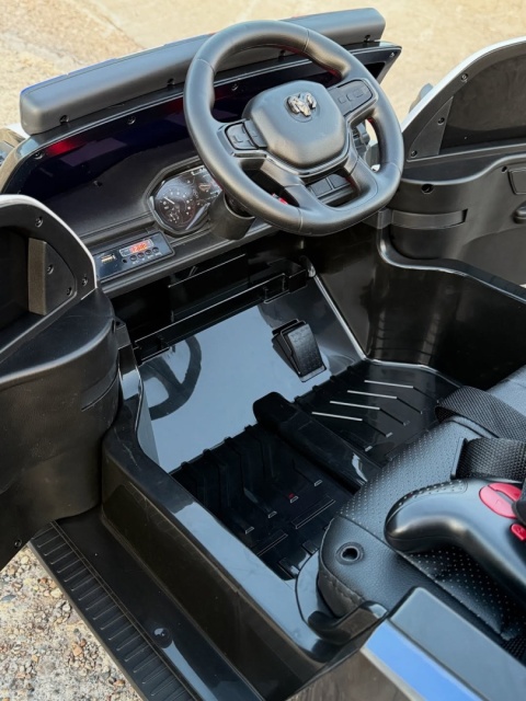 Duże dwuosobowe autko JEEP RAM ZB619-P 4x200W 24V10Ah Policyjny