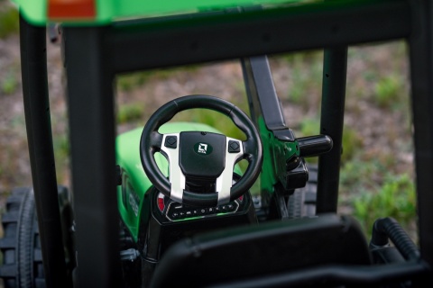 Wielki traktor na akumulator TITAN 24V 2x200W z przyczepką łyżką + kabina zielony